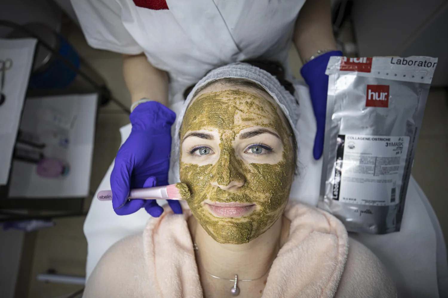Aplicarea unei măști în timpul tratamentului facial